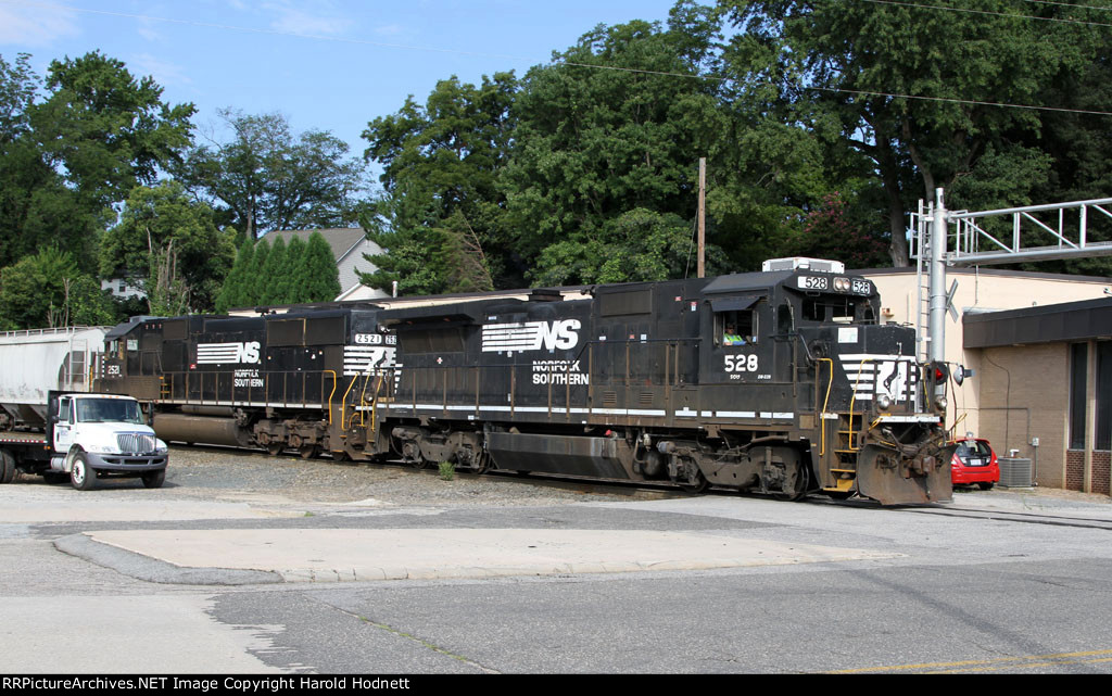 NS 528 & 2521 bring train E25 into Glenwood Yard